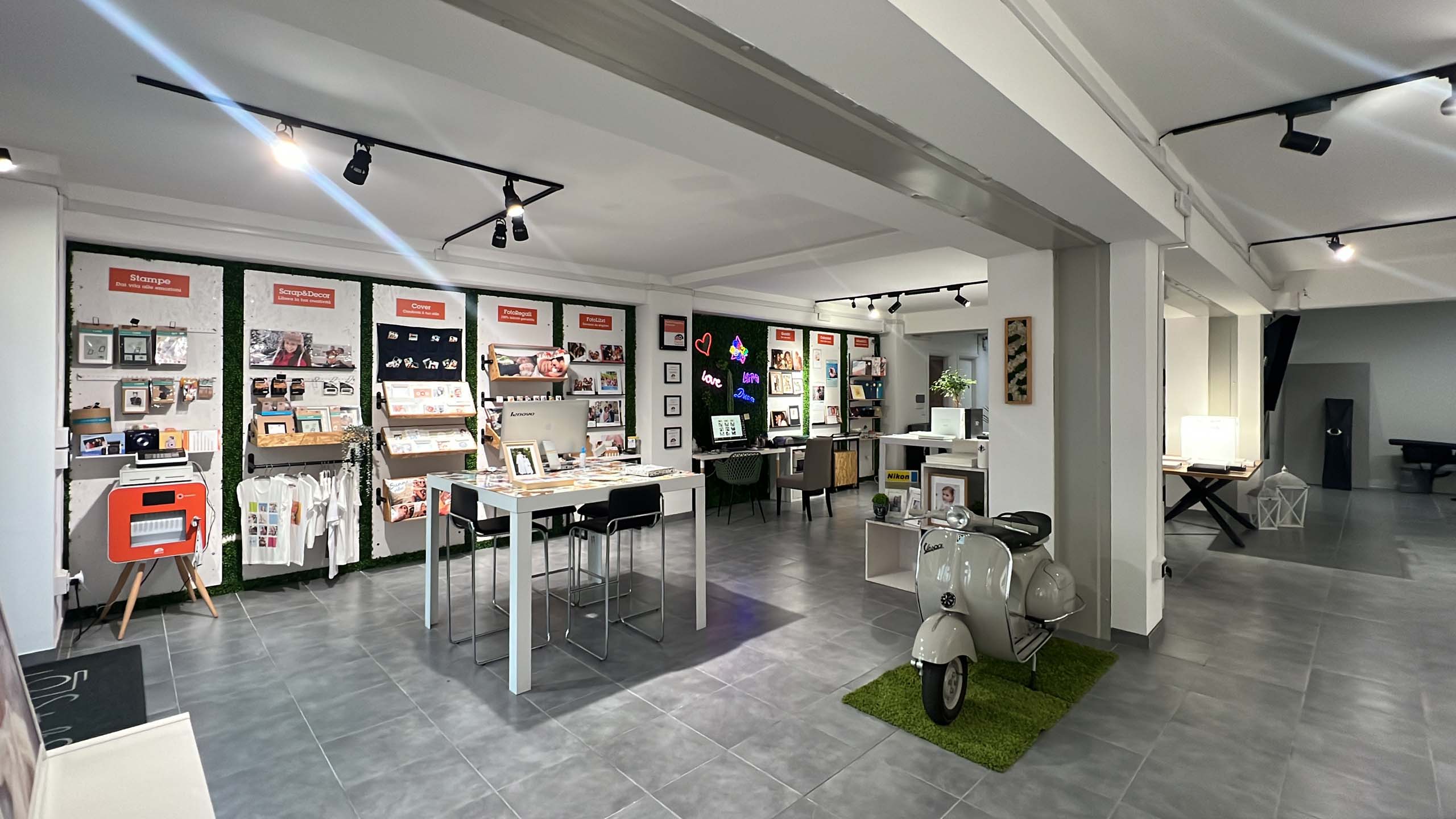 Sala di posa dello Studio Fotografico Santarelli a Sassa Scalo, L'Aquila