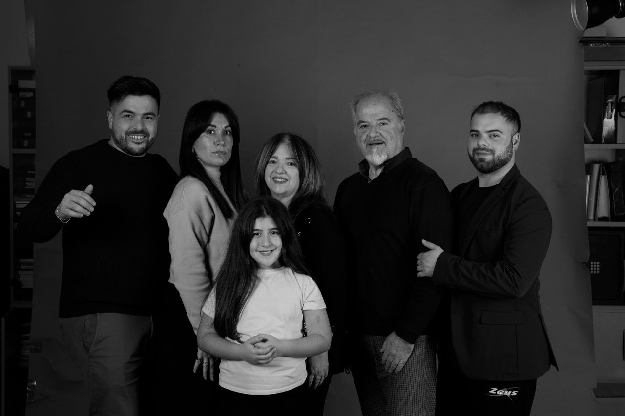 Interno dello Studio Fotografico Santarelli a Sassa Scalo, L'Aquila: stampe dei matrimoni alle pareti e postazione di lavoro